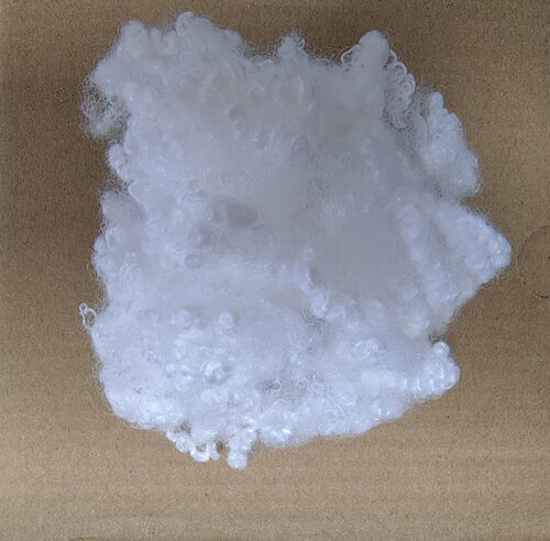 Het laatste nieuws van het bedrijf over Gesiliconiseerde versus niet-gesiliconiseerde polyestervezel: belangrijkste verschillen, toepassingen en hoe te kiezen