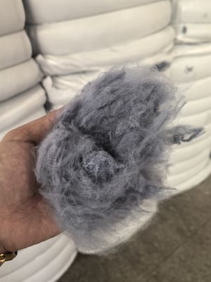 Goede prijs. UV-bescherming gerecycled polyester stapelvezel 2,5D 51mm watergrijs online